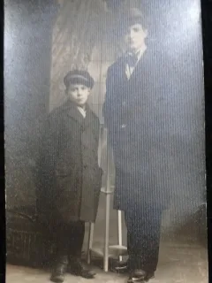 Fotografie tip Carte Postala, Barbat si baiat, 1931