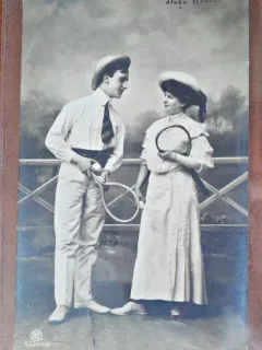 Fotografie tip Carte postala, barbat si femeie cu rachete de tenis, 1907