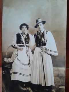 Fotografie tip carte postala, barbat si femeie in costume traditionale, perioada interbelica