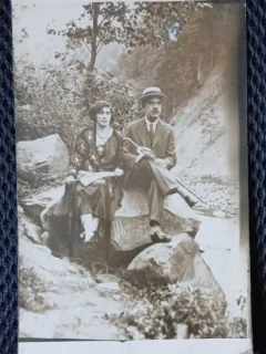 Fotografie tip Carte Postala, Barbat si femeie in excursie la munte, perioada interbelica