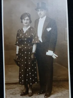 Fotografie tip Carte Postala, Barbat si femeie, in tinute de gala, perioada interbelica