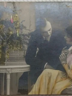 Fotografie tip Carte postala, Barbat si femeie langa bradul de Craciun, perioada interbelica
