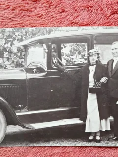Fotografie tip carte postala, barbat si femeie langa masina, perioada interbelica