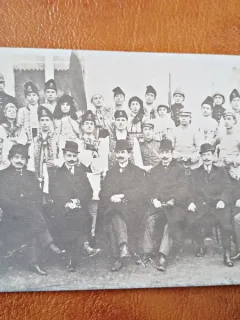 Fotografie tip Carte postala, barbati si femei latara, in costum popular impreuna cu politicieni ai vremii, 1931, necirculata