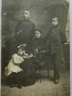 Fotografie tip carte postala, bunica cu nepotii, perioada interbelica