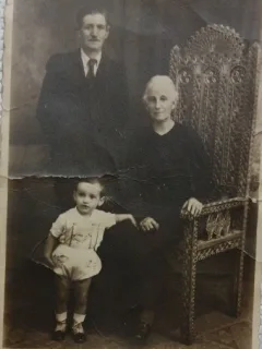 Fotografie tip Carte Postala, Bunici cu nepotelul, 1941