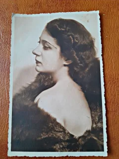 Fotografie tip Carte Postala, bust femeie, necirculata, perioada interbelica