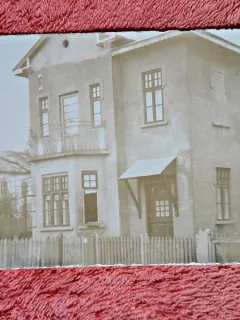 Fotografie tip carte postala, casa inceput de secol XX