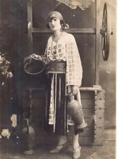 Fotografie tip carte postala circulata in 8 martie 1926