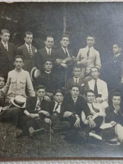 Fotografie tip Carte postala, Clasa de baieti cu profesoru lor in excursie la munte, 1921