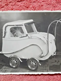 Fotografie tip carte postala, copil in carucior, inceput de secol XX