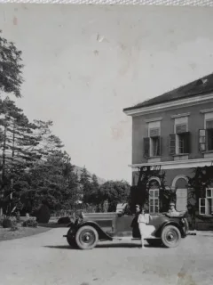 Fotografie tip carte postala, cu masina in vacanta, perioada interbelica