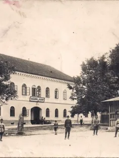 Fotografie tip carte postala din perioada interbelica