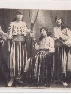 Fotografie tip carte postala din perioada interbelica