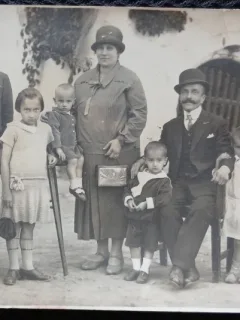 Fotografie tip Carte Postala, Doi adulti cu noua copii, perioada interbelica