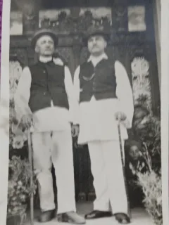 Fotografie tip Carte postala, doi barbati imbracati in costume traditionale, perioada interbelica
