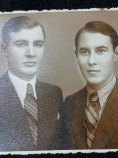 Fotografie tip Carte Postala, Doi barbati la costum, cu cravata, perioada interbelica