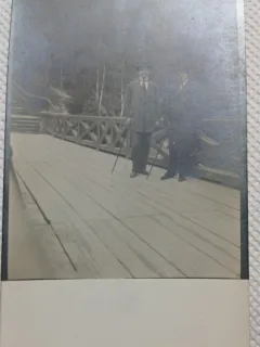 Fotografie tip Carte postala, Doi barbati la munte pe un podet, perioada interbelica