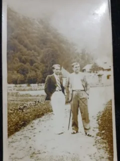 Fotografie tip Carte Postala, Doi barbati la plimbare, perioada interbelica