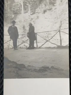 Fotografie tip Carte Postala, Doi barbati pe un drum de munte, perioada interbelica