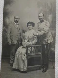 Fotografie tip Carte postala, Doi barbati si femeie, perioada interbelica