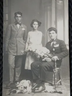 Fotografie tip Carte Postala, Doi barbati si o femeie, cu flori, perioada interbelica