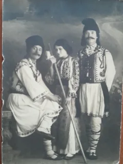Fotografie tip carte postala, doi barbati si o femeie in port popular romanesc, 1925