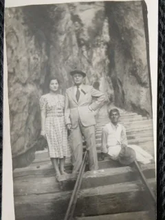 Fotografie tip Carte Postala, doi barbati si o femeie pe o sina de tran, intre stanci, perioada interbelica