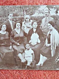 Fotografie tip carte postala, doi militari la reuniune de familie, prioada interbelica