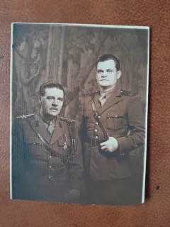 Fotografie tip carte postala, doi militari, perioada interbelica