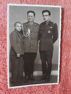 Fotografie tip carte postala, doi militari si un baiat, perioada interbelica