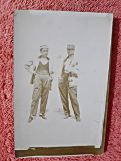 Fotografie tip carte postala, doi prieteni, unul militar, perioada interbelica