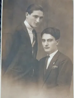Fotografie tip Carte postala, doi tineri prieteni, perioada interbelica