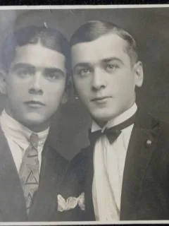 Fotografie tip Carte Postala, Doi tineri, unul cu cravata si unul cu papion, perioada interbelica