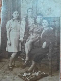 Fotografie tip carte postala, doua femei cu doua fete, 1938