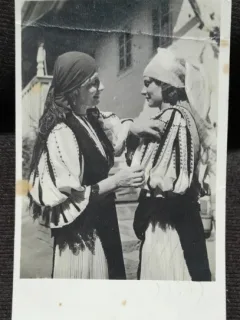 Fotografie tip carte postala, doua femei imbracate in port popular, 1917