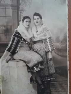 Fotografie tip carte postala, doua femei in port popular romanesc, perioada interbeliac