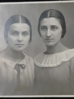 Fotografie tip Carte Postala, Doua prietene, 1925