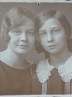 Fotografie tip Carte Postala, Doua prietene, 1925