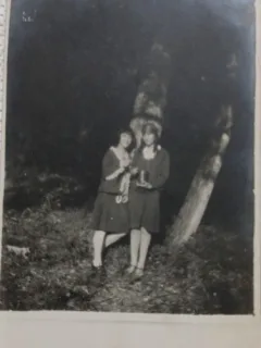 Fotografie tip Carte postala, Doua prietene la Calimanesti 1927