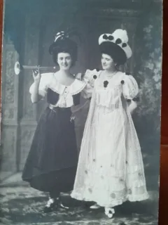 Fotografie tip carte postala, doua prietene, perioada interbelica