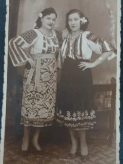 Fotografie tip Carte postala Doua romance in costume traditionale, perioada interbelica