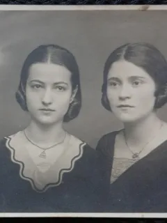 Fotografie tip Carte Postala, Doua Tinere, 1930