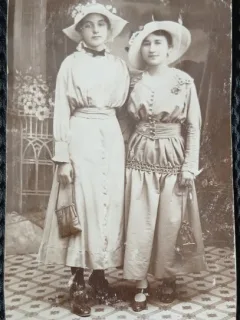 Fotografie tip Carte Postala, Doua tinere cu palarii, 1928