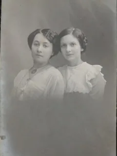 Fotografie tip Carte Postala, Doua tinere cu parul strans, 1913
