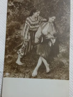 Fotografie tip Carte postala, Doua tinere in costume traditionale, una alaptand copilul, perioada interbelica