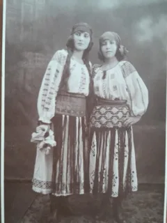 Fotografie tip carte postala, doua tinere in port popular, inceput de secol XX