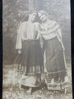 Fotografie tip Carte Postala, Doua tinere in port popular romanesc, perioada interbelica