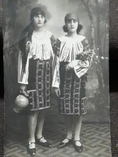 Fotografie tip carte postala, doua tinere in port traditional, 1928