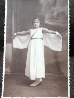 Fotografie tip carte postala, eleva Iamandi Maria clasa IV-a, 1933-1934